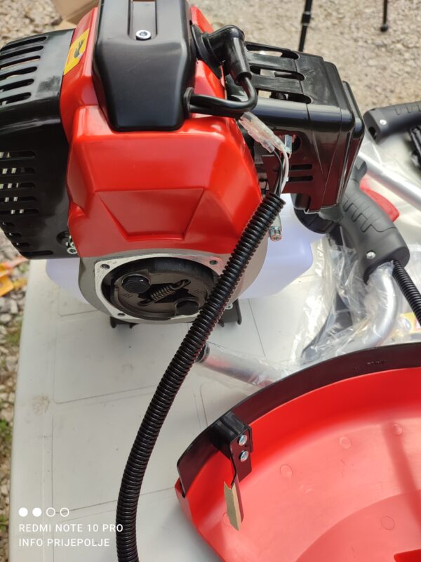 AGM 520 za 2024god. Trimer motorni za travu  sa poklon paketom