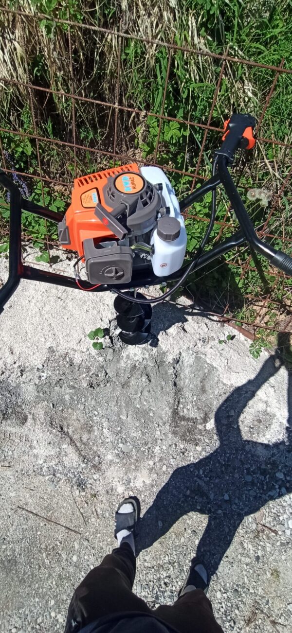 BUŠAČ RUPA MOTORNI sa tri burgije od 3,4 KS