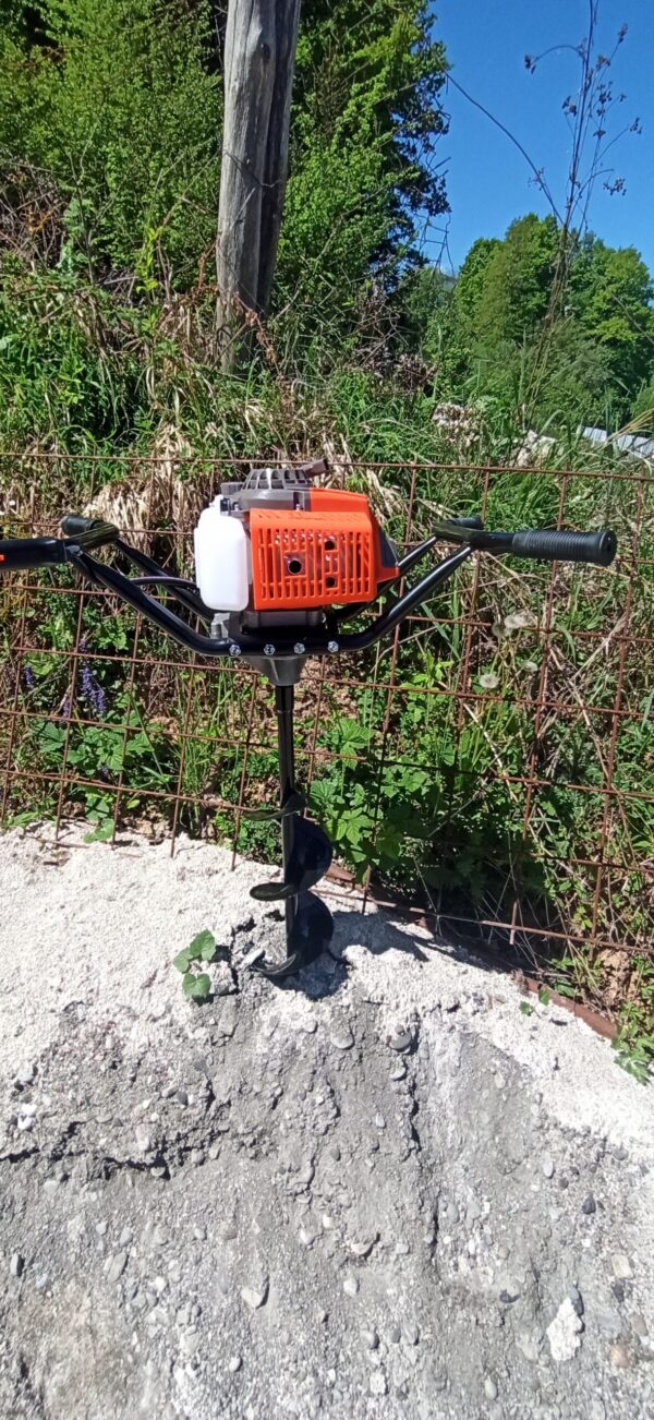 BUŠAČ RUPA MOTORNI sa tri burgije od 3,4 KS