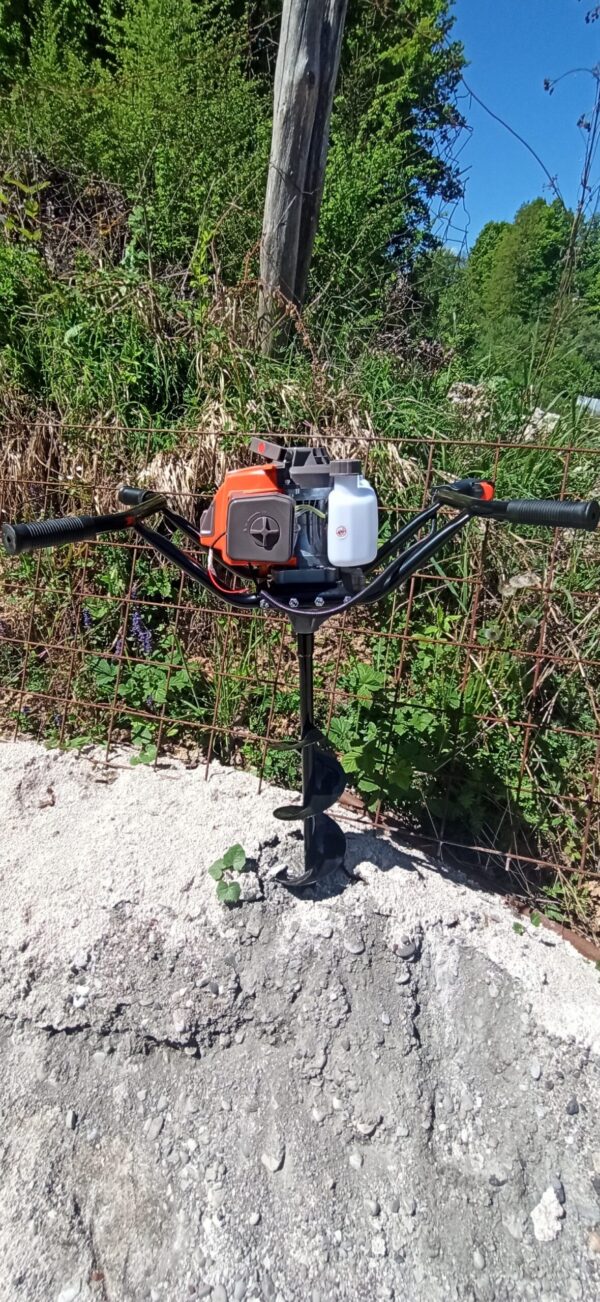 BUŠAČ RUPA MOTORNI sa tri burgije od 3,4 KS